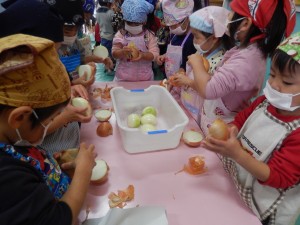 3歳児　玉ねぎ皮むき