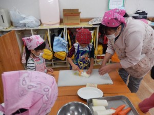 ４歳児　野菜皮むき（ピーラー）