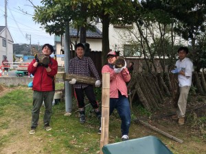 シイタケのほだ木の運搬作業